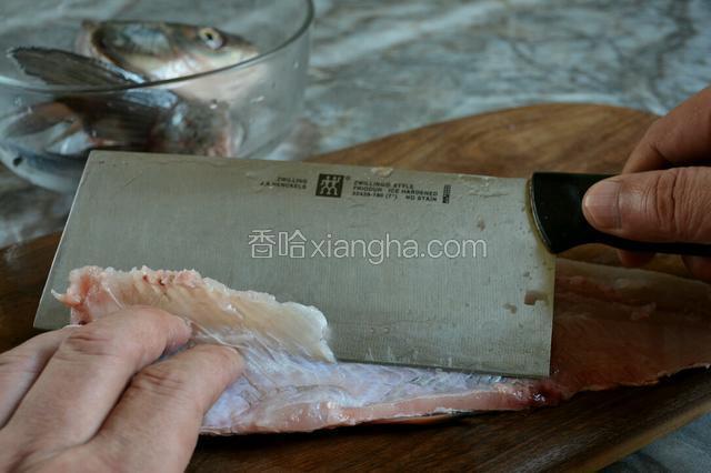翻过来片去鱼胸刺。