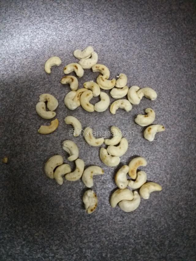 熱鍋，(不要放油)把腰果下鍋炒至微黃，炒出香味，盛出待用