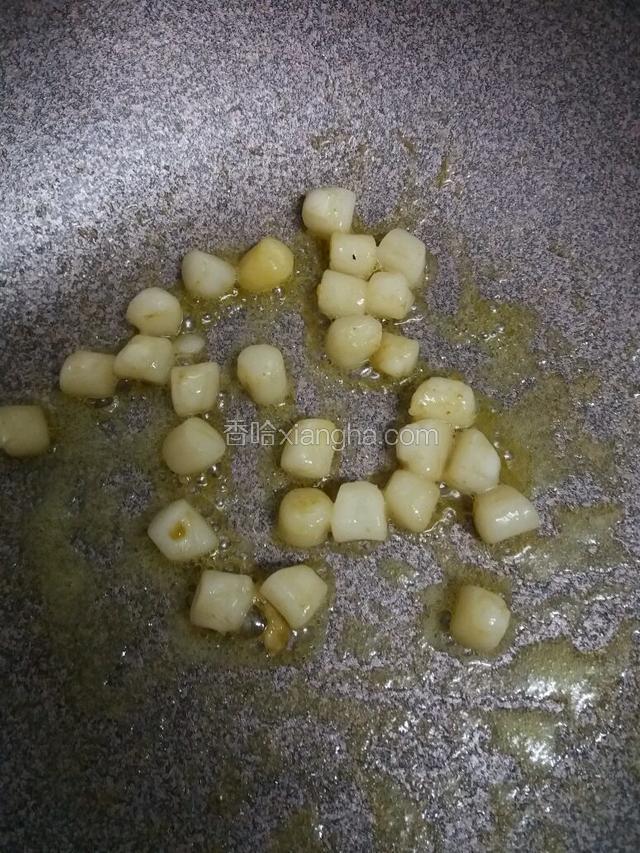 扇貝柱用牛油煎至金黃色，出鍋前撒上黑胡椒，盛出備用