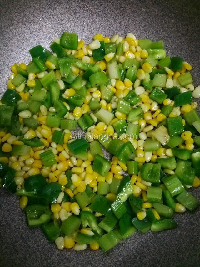 鍋中熱油，把栗米粒，燈籠椒，西芹一起下鍋翻炒幾下調味