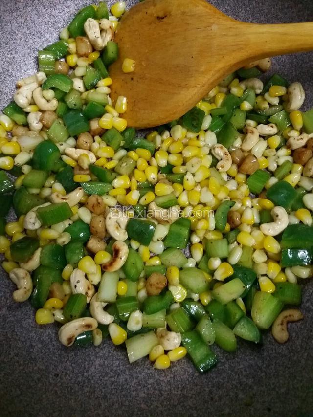 調味後再把炒好的腰果和扇貝柱下鍋拌均即可盛出(鍋中下腰果後不能炒太久，要不然腰果就不脆了)