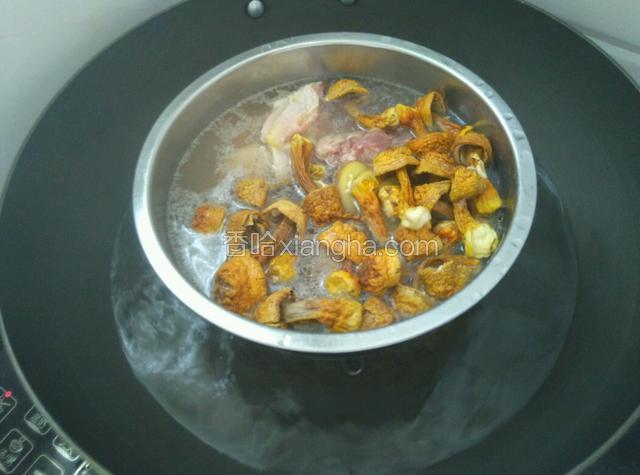 把巴西菇和鸡肉一起放入盆中，加适量料酒、姜片，入锅隔水炖一小时。