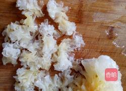 百合银耳莲子羹的做法图解2