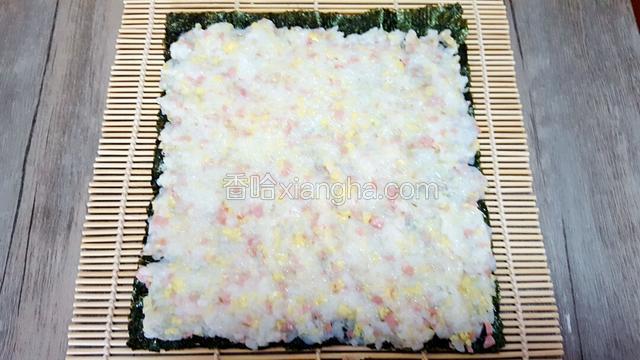 把米饭均匀的铺在上面！