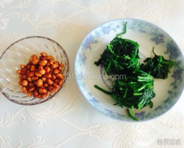 这时把焯好的浸泡过的菠菜攥干