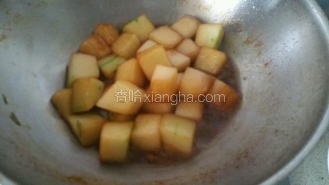 加入适量蚝油，生抽，盐，糖翻炒匀加入适量水煮开