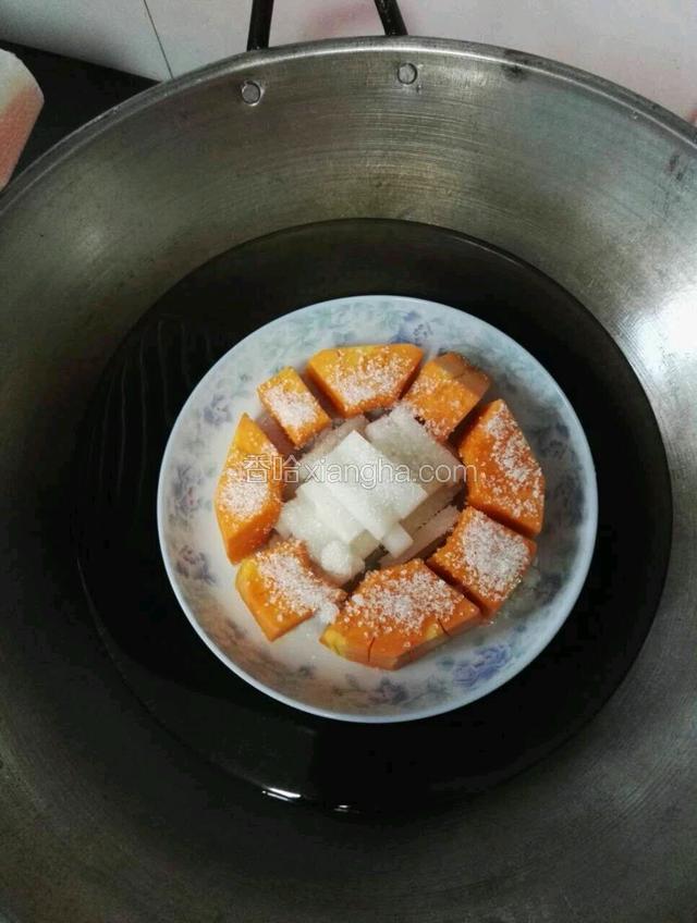 接着就可以准备蒸了。锅内放适量水，再放一个底槽，装盘好的盘子放上去，然后加盖小火温煮10分钟。