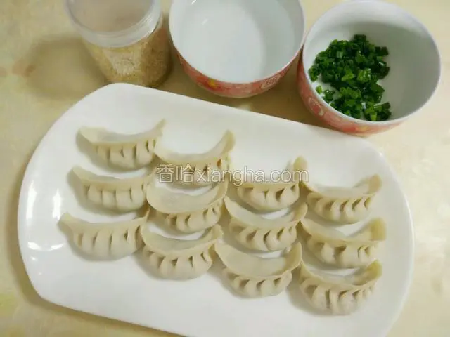 准备好需要的食材（饺子是现包的）