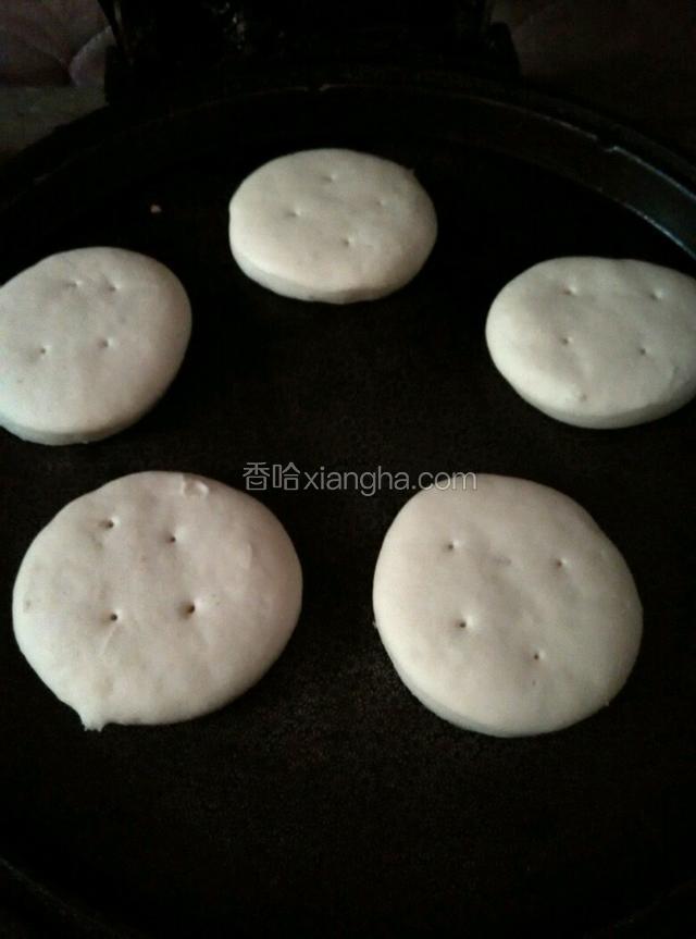 电饼铛预热，放入小饼，盖上盖子