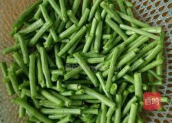 豆角炒肉片的做法图解1