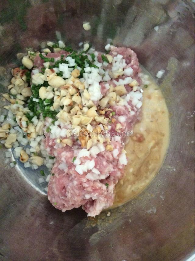 猪肉剁成末加入花生碎、葱花、生粉、蚝油、花生。