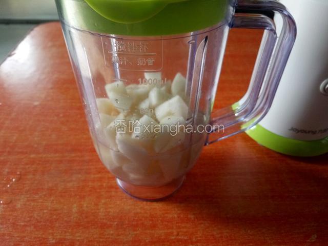 放入料理机里，加入适量水。（也可以放冰糖）