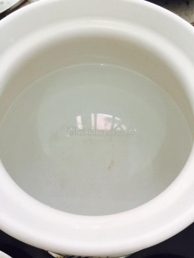 放入事先准备好的盛有开水的沙煲中
