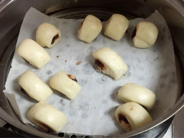 蒸锅加水，放入蒸格，蒸格上放一张油纸，或者刷薄薄一层油，放入醒发好的小剂子，盖上锅盖，大火蒸10分钟，关火焖三分钟再开盖子（如果馒头做的比较大就多蒸几分钟）