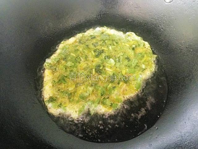 放入香菜鸡蛋糊