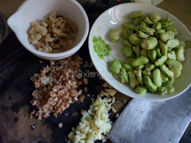 准备下食材！猪油是我炸用肥肉炸好的，特意留着炒蚕豆！肉沫是事先用适量的生抽，料酒，生粉腌制好的肉片，然后炒好的，把它剁碎！大蒜剁碎，蚕豆去皮！备用！