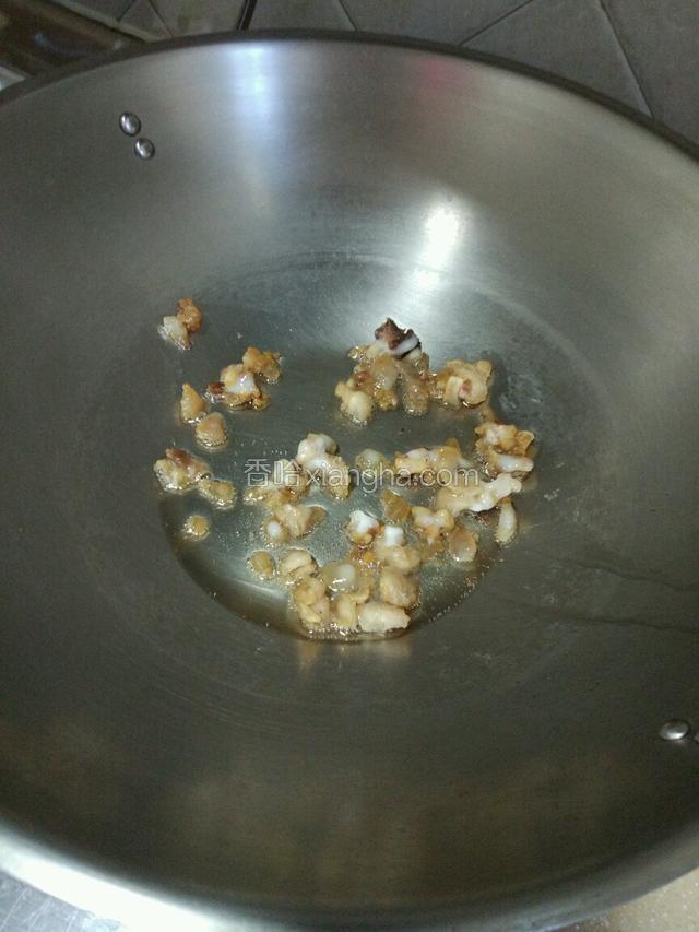 锅里放适量的的猪油，把没炸好的油渣倒入，继续炸金黄！