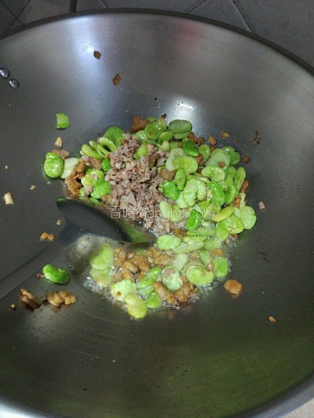 把肉沫放入，一起翻炒两分钟左右！