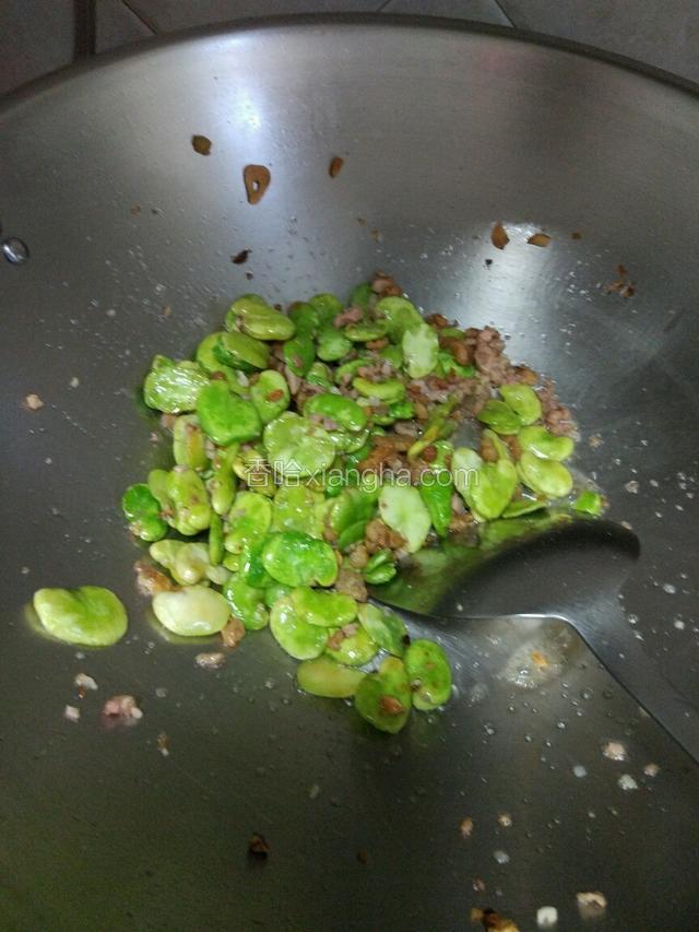 放适量的的鸡精，少许水，软化下豆！再炒片刻！
