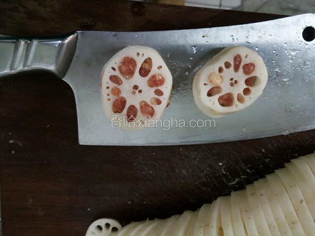 镶好肉馅的藕夹。
