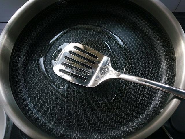 锅内放一点油，小火。