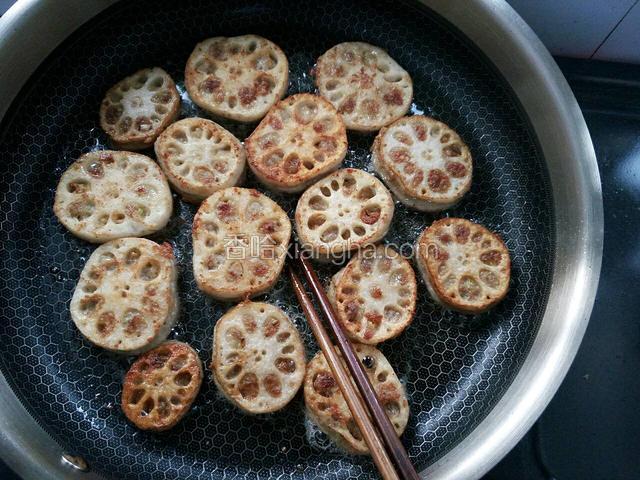 间隔一段时间翻面，直到两面微黄。