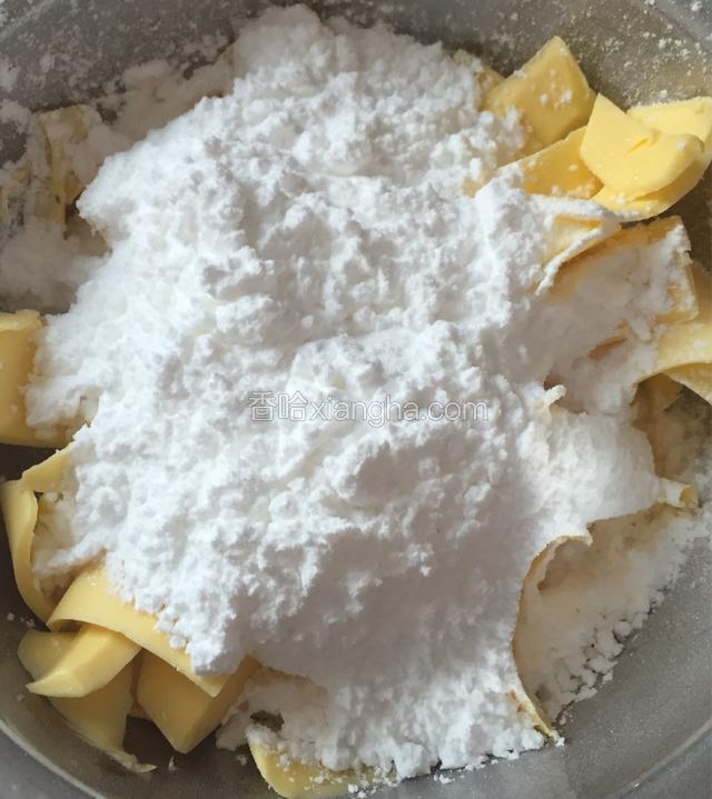 软化好的黄油里加入糖粉，搅拌至融合。