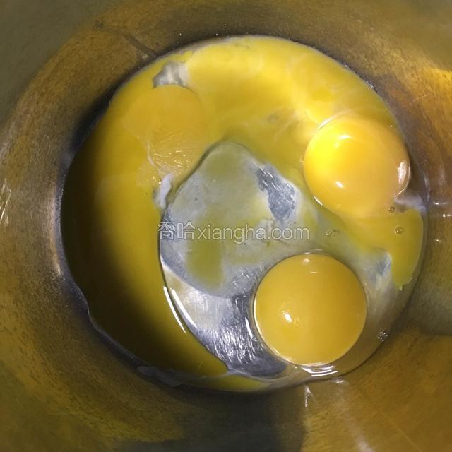 把鸡蛋打入碗中