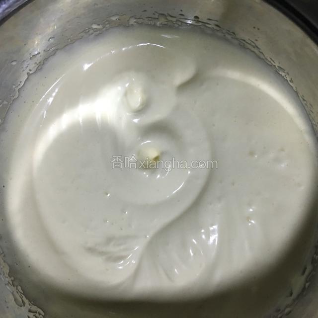 依次加入剩下的糖打发至纹路清晰不易消泡即可