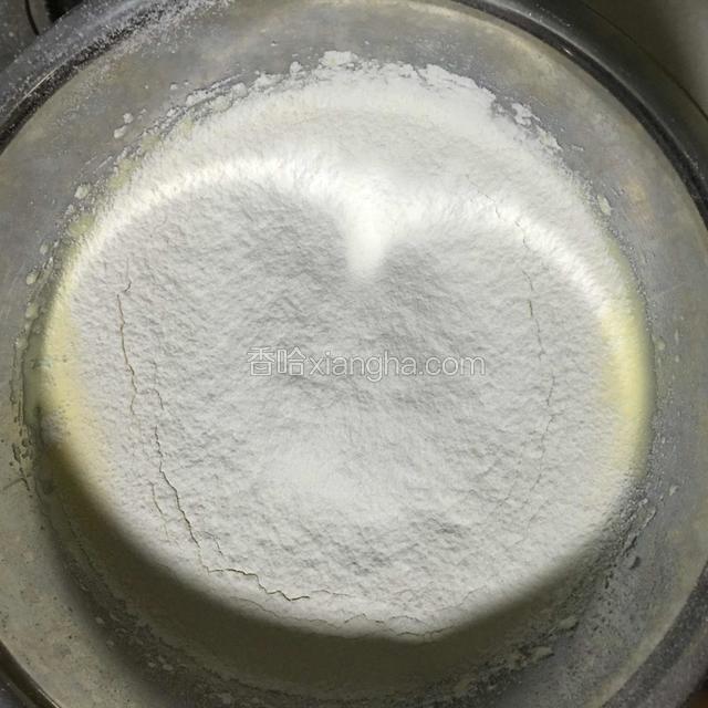 泡打粉和低筋面粉一起过筛加入到蛋霜里
