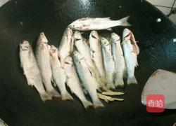 豆酱闷鱼的做法图解2