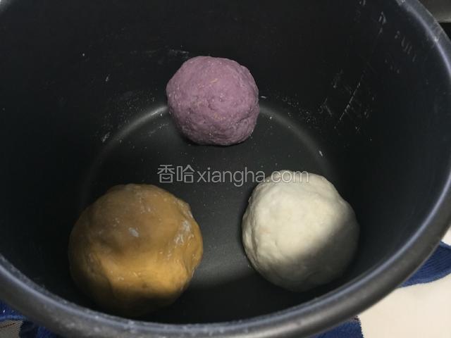 100g面粉加入适量南瓜泥和面团，面粉100g加入适量紫薯粉和面团，和好后进行发酵