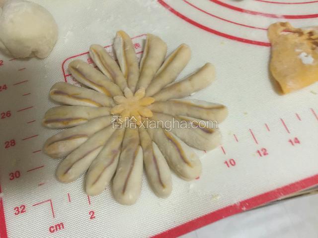 每一个花瓣朝一个方向扭一下，用模具压一个小花粘在上面做花芯