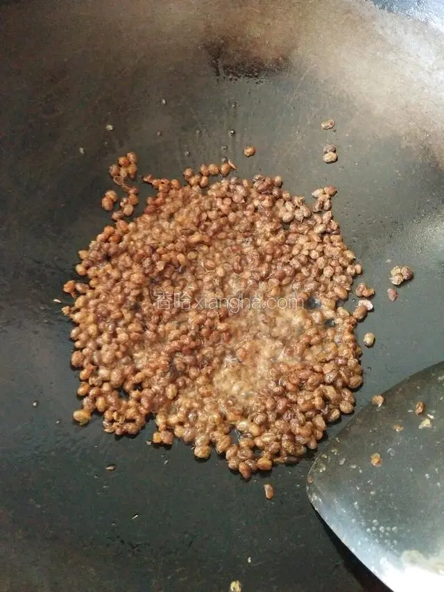 待油烧至七成热时倒入豆鼓(注意碗里不要有水倒进锅了！要是有水进锅炒出的豆鼓就不香了，不过豆鼓可以是湿的)