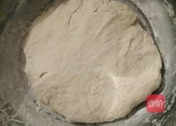 煎菜盒子的做法图解1