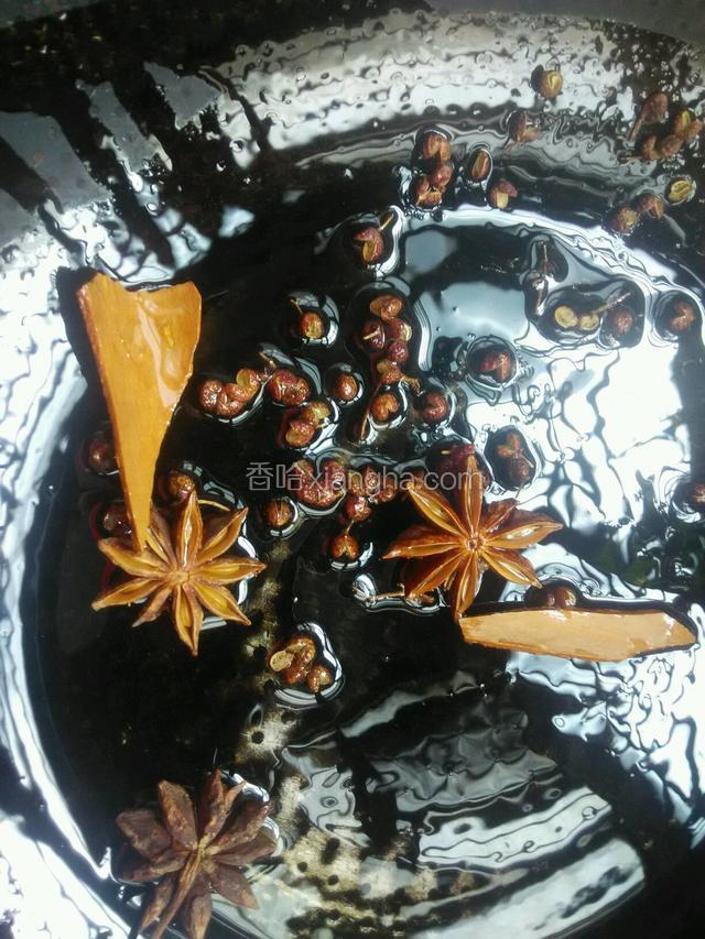 另起锅倒油温热后放入，八角桂皮花椒把锅爆香