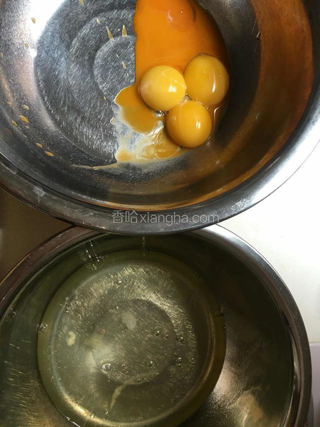 把蛋白蛋黄分别打入无油无水的盆里