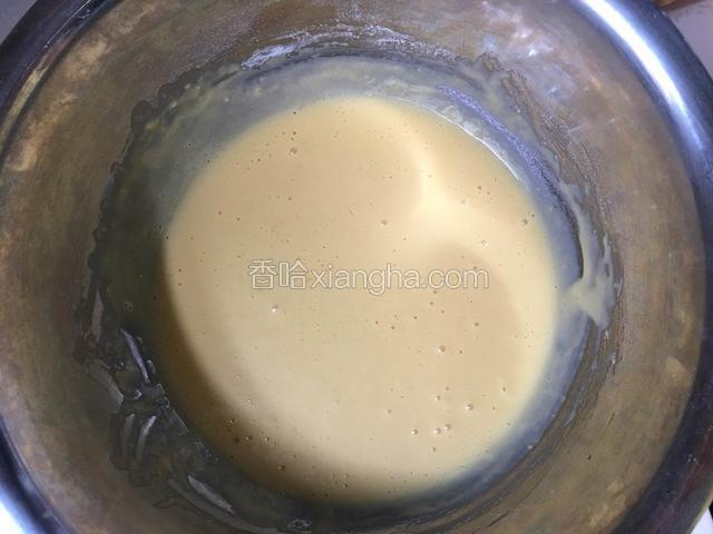 用手动打蛋器搅拌均匀至无颗粒状，搅拌好是非常细腻的