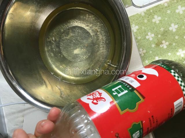 接下来我们打蛋白，蛋白中加几滴醋