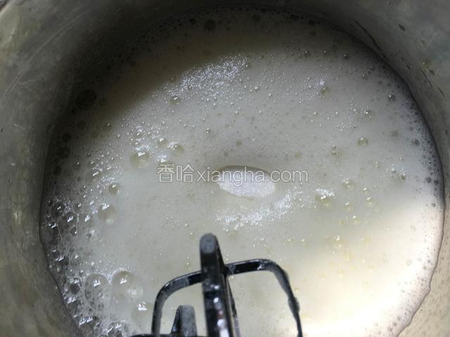 用电动打蛋器中速打起粗泡加入全部细砂糖