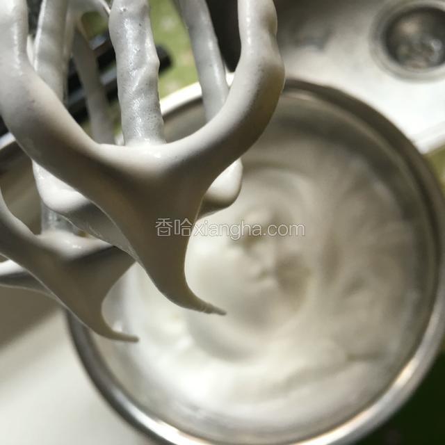继续中高速打发蛋白，打至硬性发泡即可