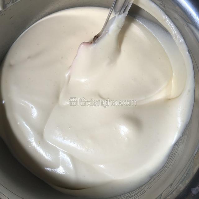 依次把剩下的两次蛋白霜加入蛋黄糊中，搅拌均匀，不要划圈，上下翻拌，搅拌好是很细腻的无颗粒
