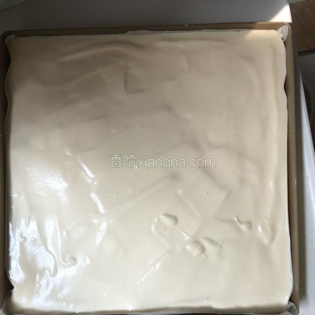 烤箱可以155都预热，预热烤箱期间把搅拌好的蛋糊倒入烤盘里，烤盘要垫一张油纸