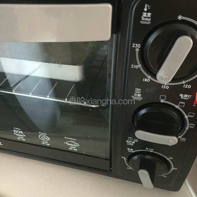 放入预热好的烤箱里，上下火中层烤40分钟