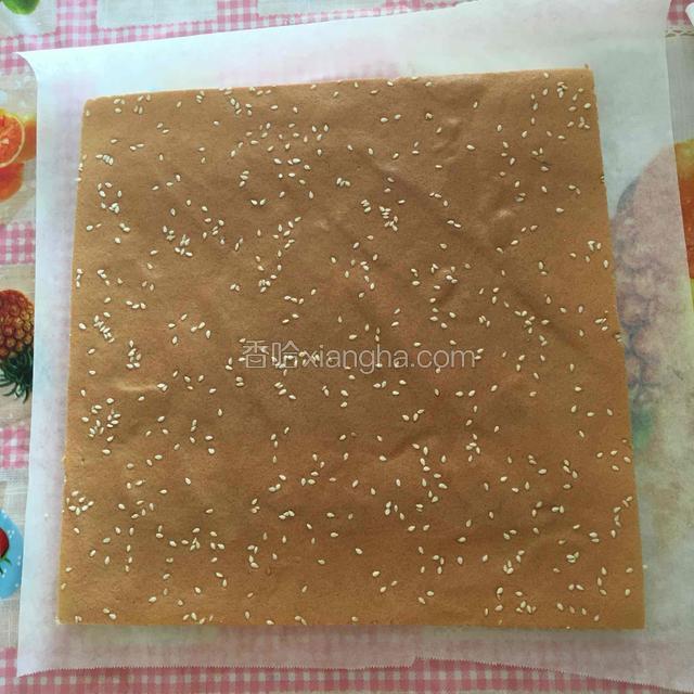 趁热用蛋糕专用锯齿刀把周围切平