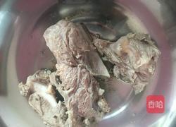 大骨莲藕花生汤的做法图解2