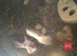 大骨莲藕花生汤的做法图解4