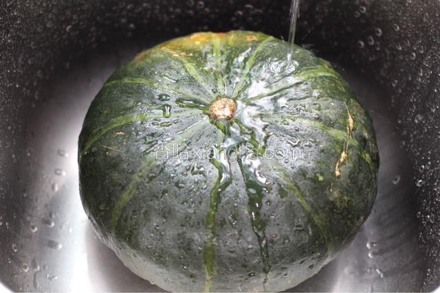 取一个老南瓜，肉质要微甜，细腻