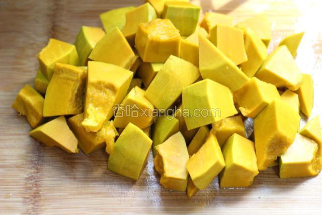 南瓜切半个，去皮去籽，切块，备用