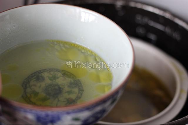 取大半碗汤汁，多盛点鸡汤上的油